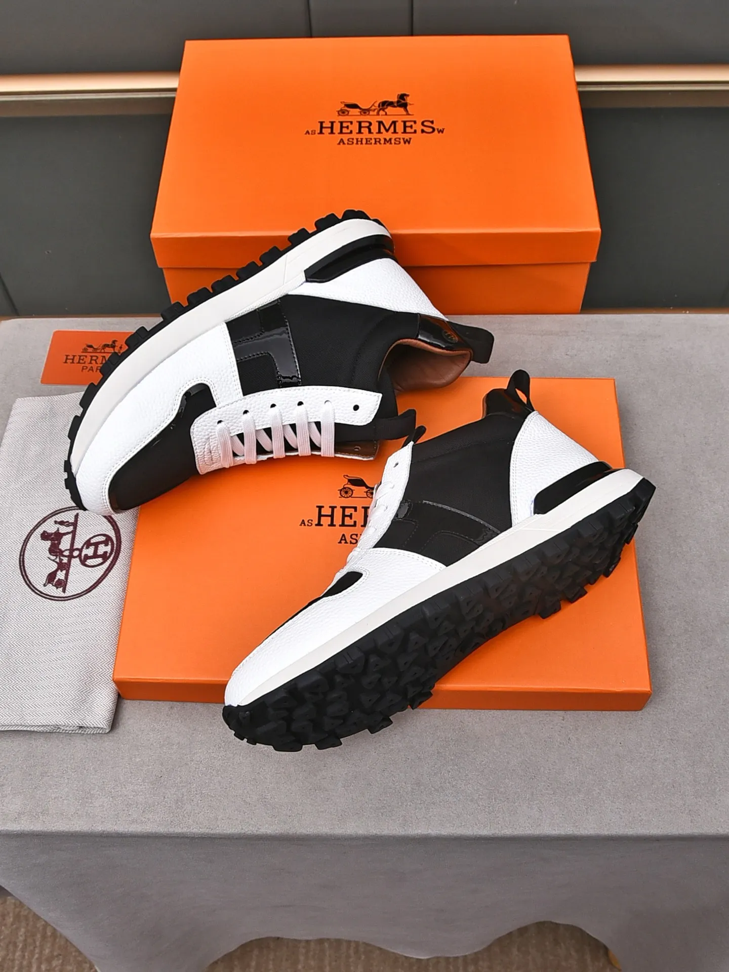 📛📛📛PPP480 (Hermes high-top)🆕Men's color-blocked sneakers, decorated with textured calfskin details. Spliced ​​with original cowhide, this shoe draws inspiration from the equestrian world, integrating technical details and practical functions. Breathable sheep lining, rubber wear-resistant outsole, high-end quality, every detail is perfectly combined! Size: 38-44 (45 can be customized)